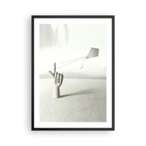 Poszter fehér keretben - Egy fából készült kéz egy sárkányt egy világos háttér előtt - 50x70cm - Erőpróba - Modern fali dekoráció nappalihoz és hálószobához ARTTOR