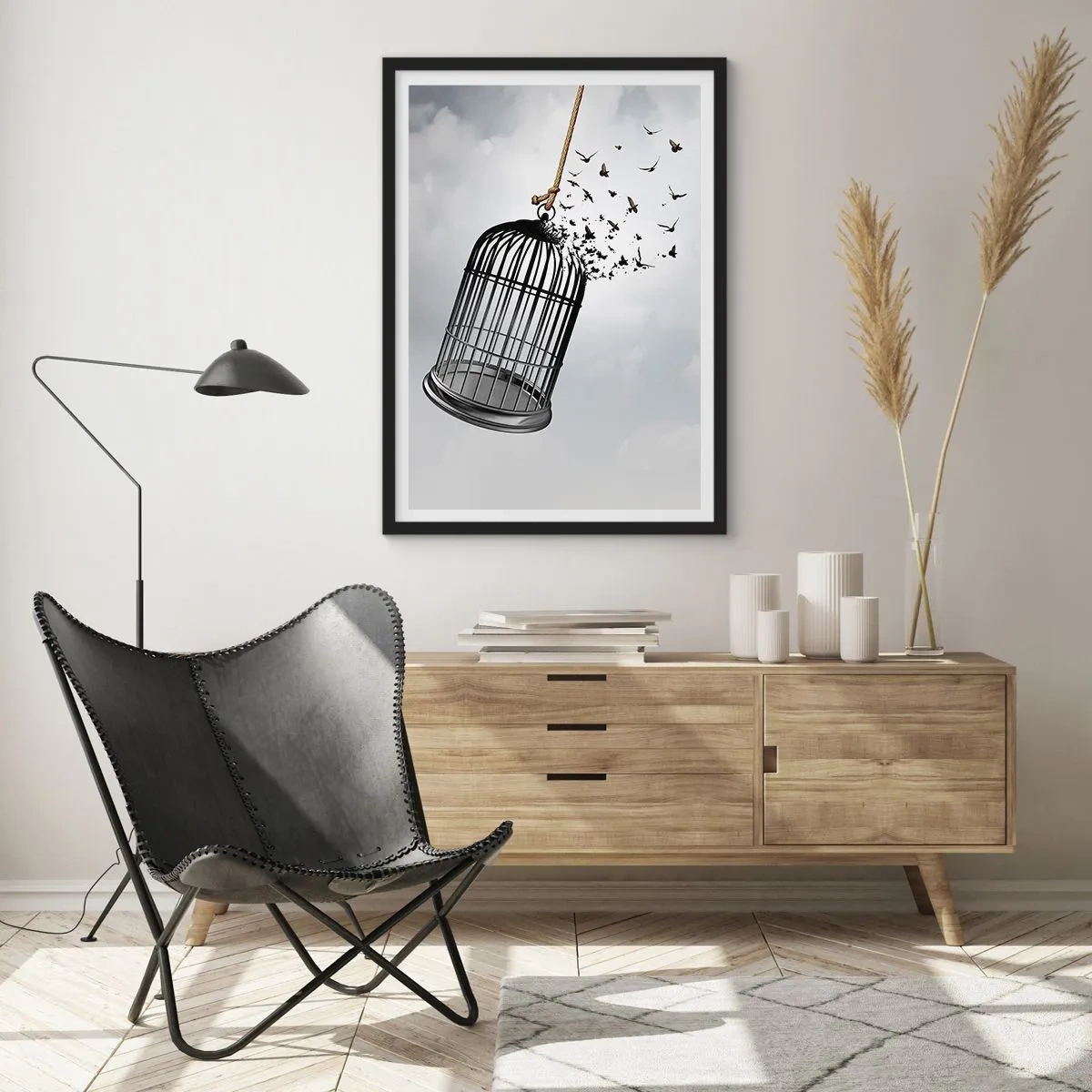 Poszter fehér keretben - Madarak repülnek ki egy nyitott kalitkából a felhők hátterében - 50x70cm - Hit... Remény... Szabadság! - Modern fali dekoráció nappalihoz és hálószobához ARTTOR