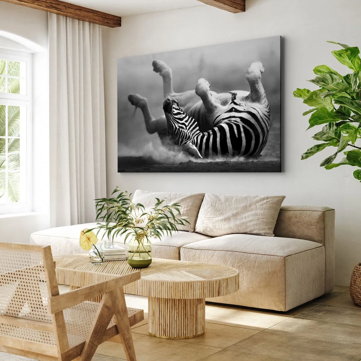 Vászonkép - Egy fekete-fehér zebra gurul a homokban - 70x50cm - Nem csak a ló nevetne - Modern fali dekoráció nappalihoz és hálószobához ARTTOR