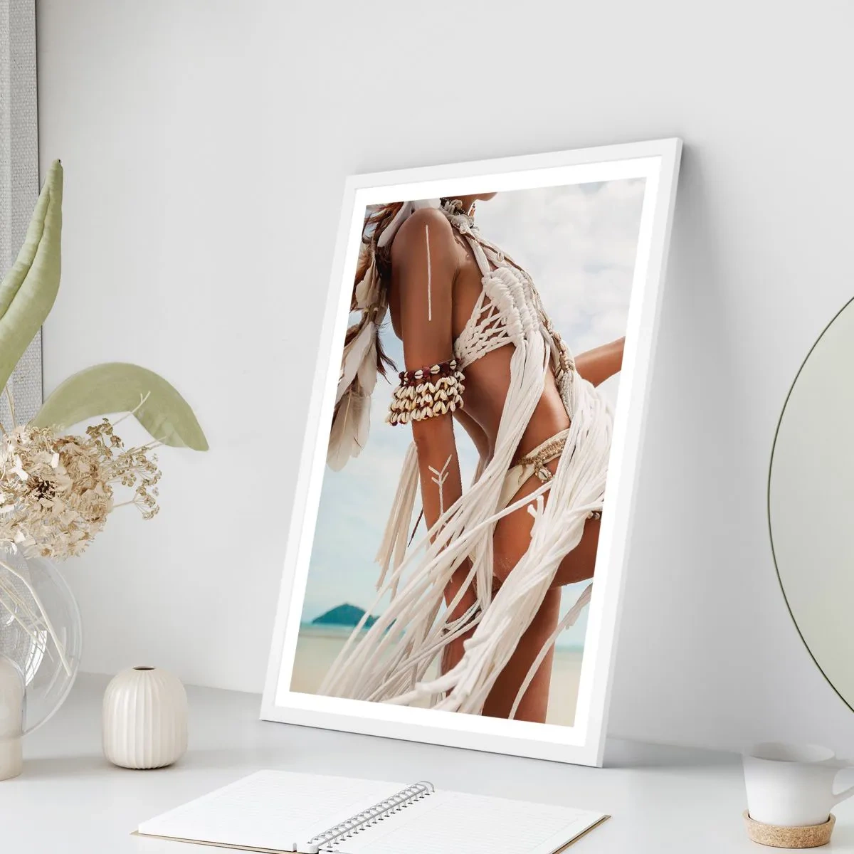 Poszter fekete keretben - A nap papnője - 70x100 cm