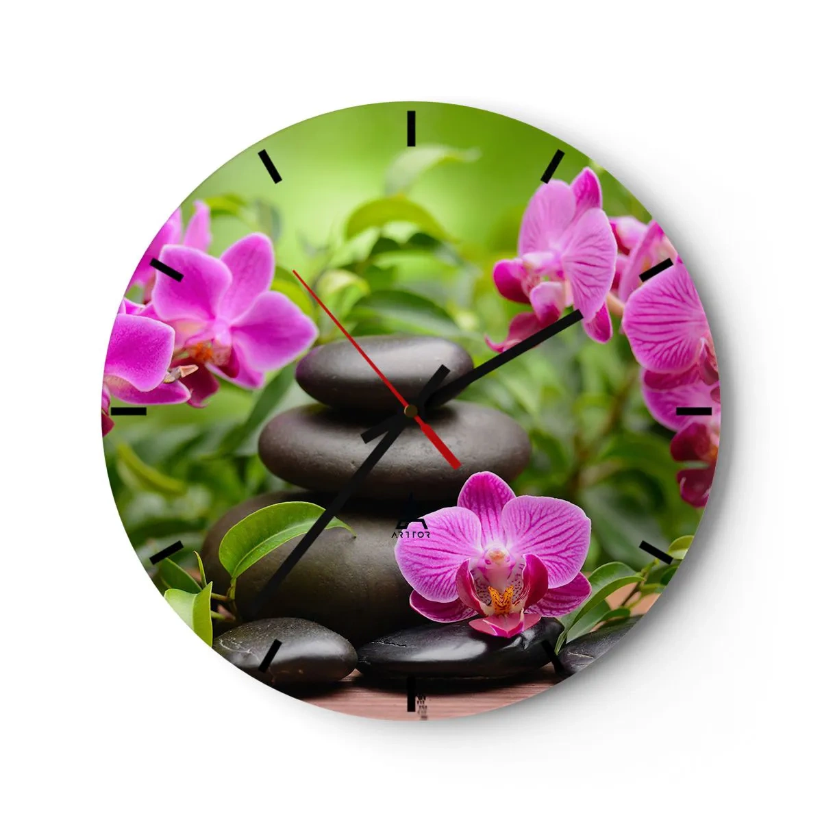 Falióra, Óra - Fekete kövek és rózsaszín orchideák zöld háttér előtt - 30x30cm - A béke piramisa - Modern fali dekoráció nappalihoz, konyhához és hálószobához ARTTOR