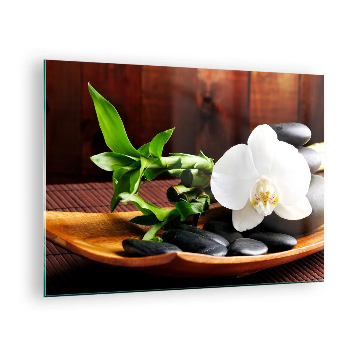 Üveg kép - Fehér orchidea fekete köveken és bambuszon egy fatálban - 70x50cm - Engedd át magad a természet érintésének - Modern fali dekoráció nappalihoz és hálószobához ARTTOR