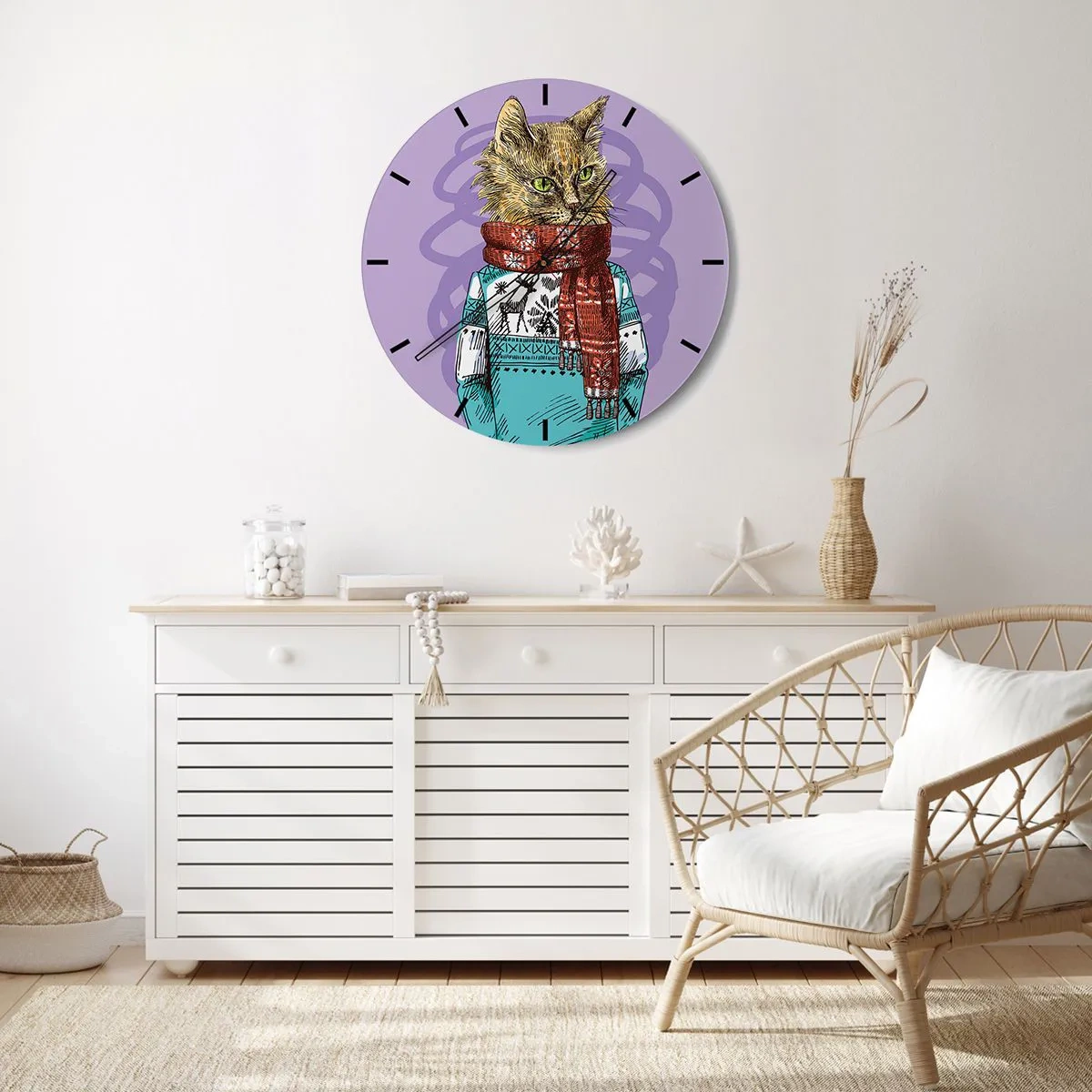 Falióra, Óra - Egy macska téli ruhában, sállal, lila háttér előtt - 30x30cm - Kandúr nem csak a csizmában - Modern fali dekoráció nappalihoz, konyhához és hálószobához ARTTOR
