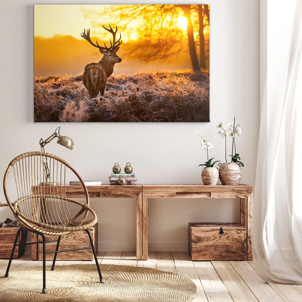 Vászonkép - Egy szarvas az őszi erdő hátterében, amelyet az aranyló nap világít meg. - 70x50cm - Az őszi erdő királya - Modern fali dekoráció nappalihoz és hálószobához ARTTOR