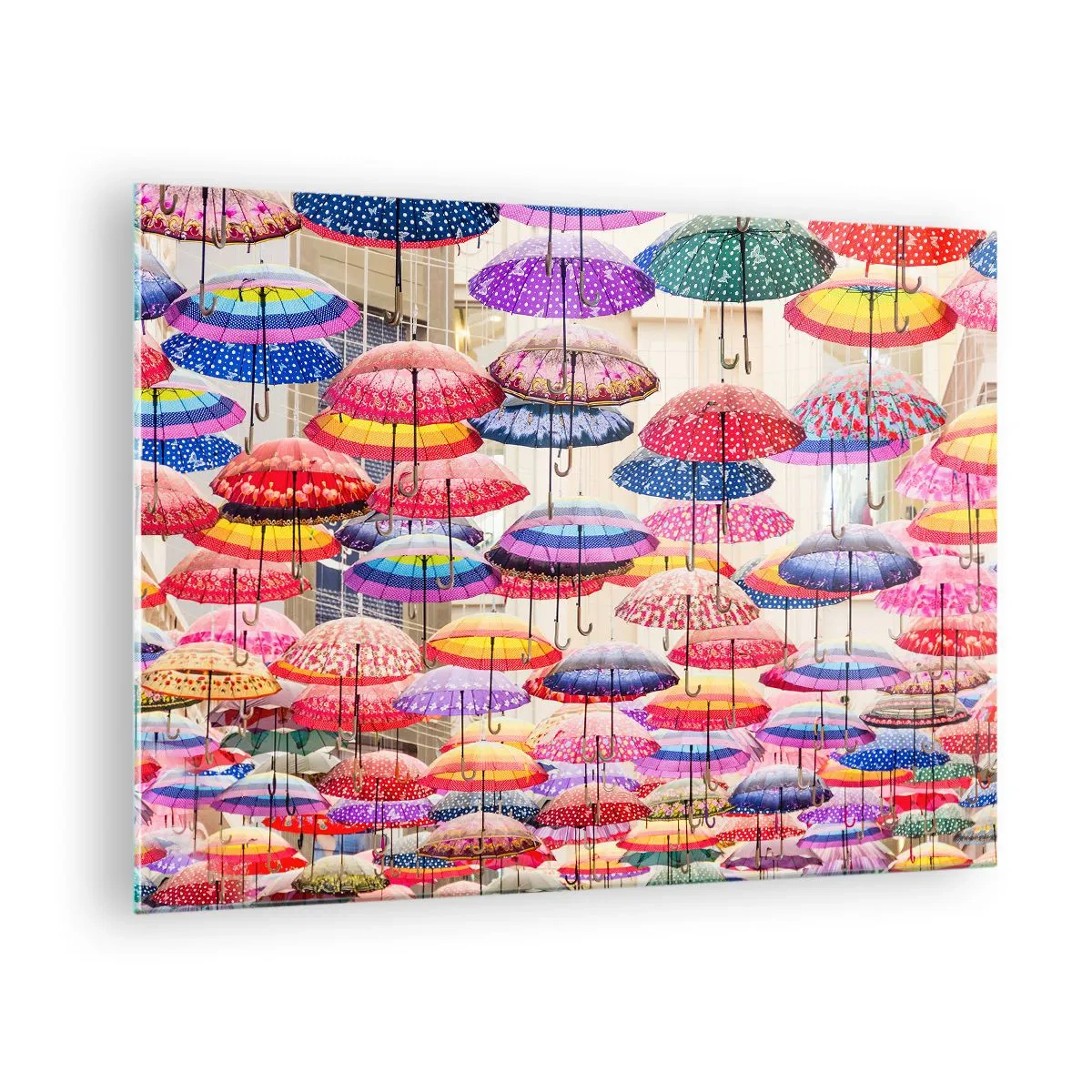 Üveg kép - Egy fénykép színes esernyőkről, amelyek a levegőben lógnak. - 70x50cm - Városi rét - Modern fali dekoráció nappalihoz és hálószobához ARTTOR