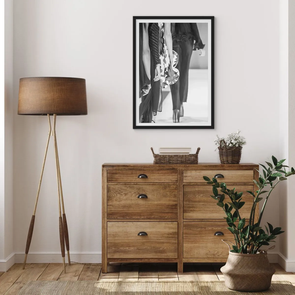 Poszter fehér keretben - Fekete-fehér fotó modellekről a kifutón - 50x70cm - Stílusos felvonulás - Modern fali dekoráció nappalihoz és hálószobához ARTTOR