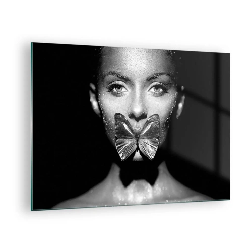 Üveg kép - Fekete-fehér portré egy nőről, akinek pillangó van az ajkán - 70x50cm - Pillangó csókja - Modern fali dekoráció nappalihoz és hálószobához ARTTOR