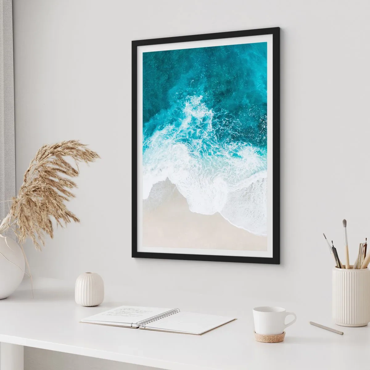 Poszter fehér keretben - Légifelvételek türkizkék hullámokról, amelyek a homokos tengerpartra csapódnak - 50x70cm - Természetes simogatás - Modern fali dekoráció nappalihoz és hálószobához ARTTOR