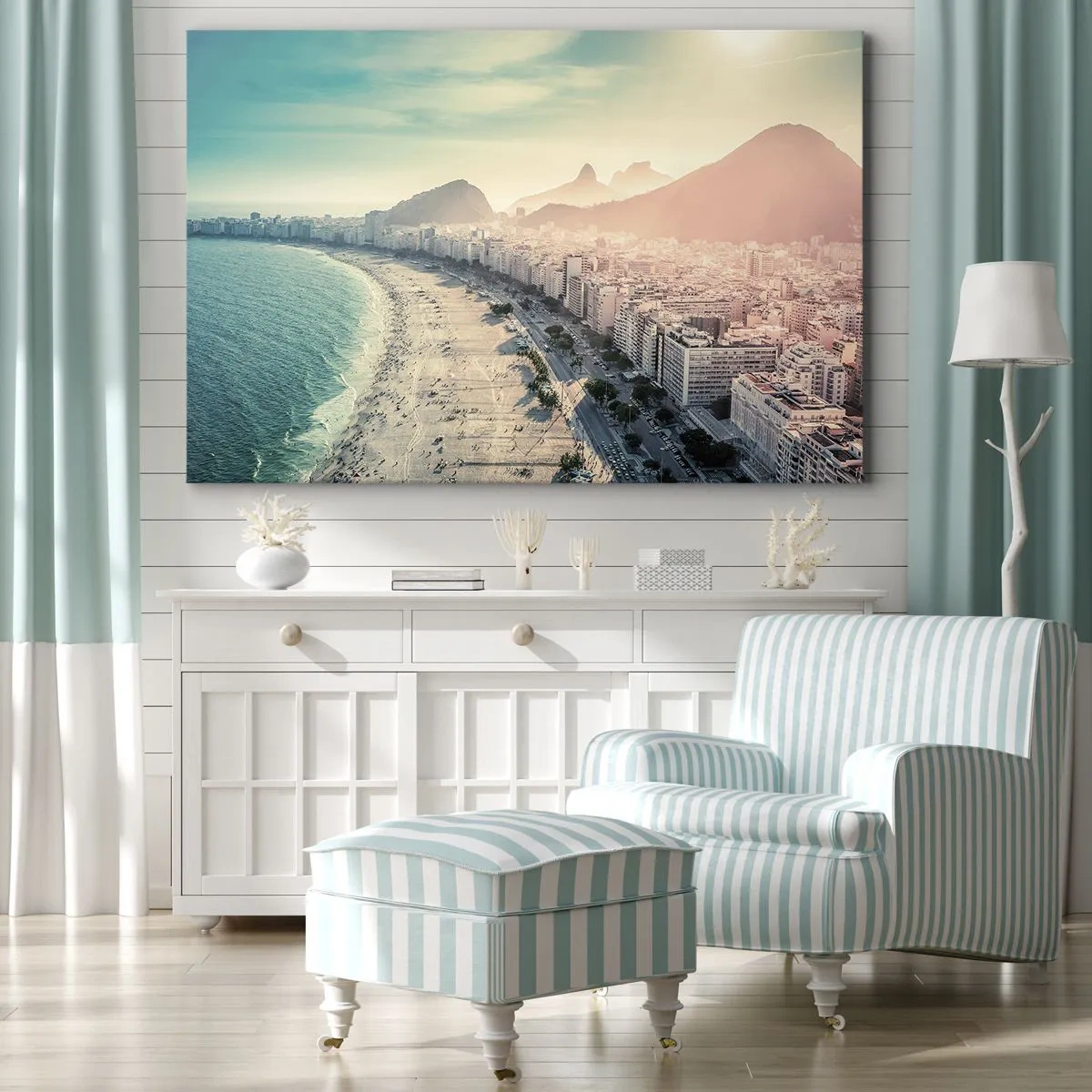 Vászonkép - Panoráma a Copacabana strandról, a háttérben hegyekkel Rio de Janeiróban - 70x50cm - Örökös nyaralás Rióban - Modern fali dekoráció nappalihoz és hálószobához ARTTOR