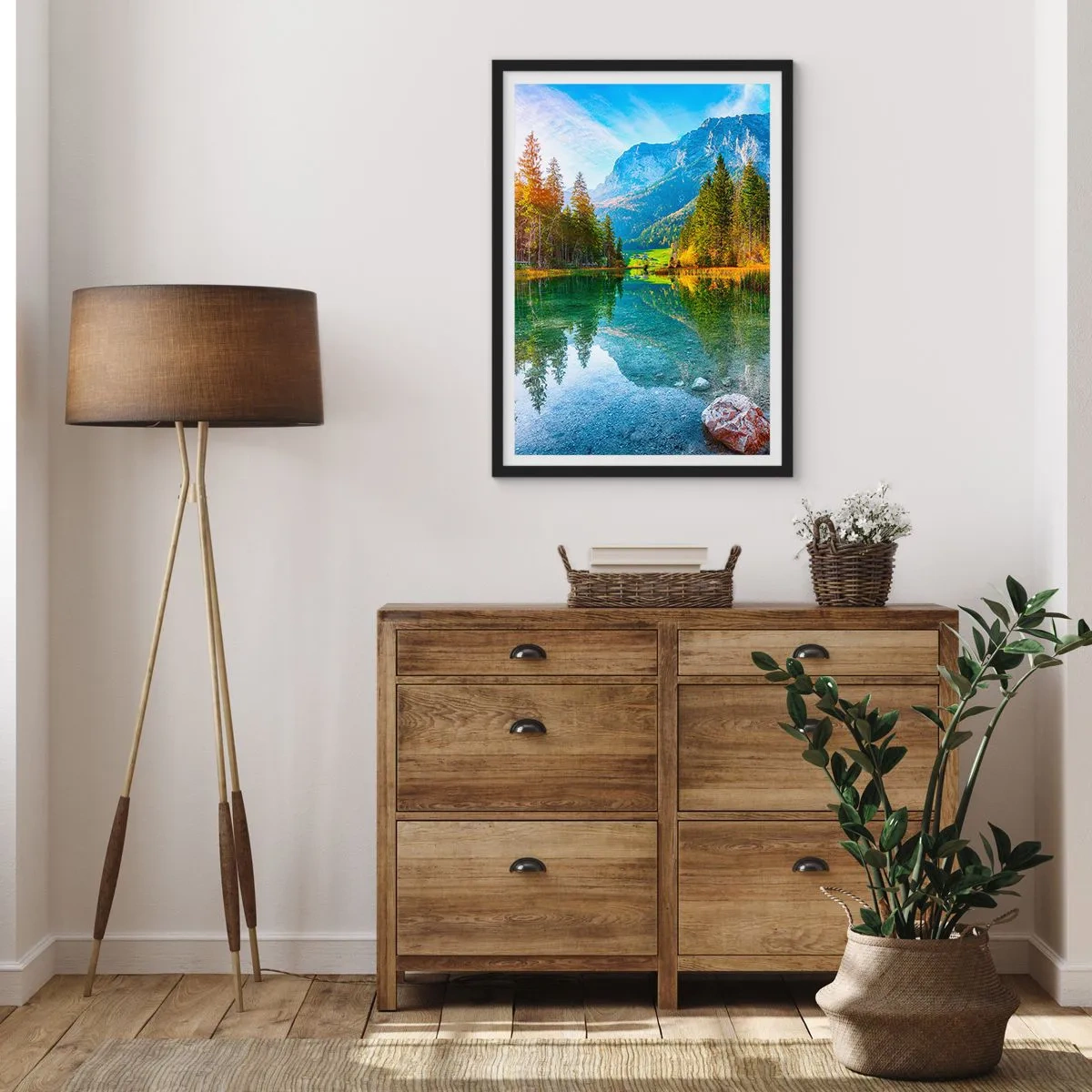 Poszter fehér keretben - Egy tó a hegyekben, fákkal körülvéve, és a hegyek tükröződése a vízben - 50x70cm - Az ősz enyhesége - Modern fali dekoráció nappalihoz és hálószobához ARTTOR