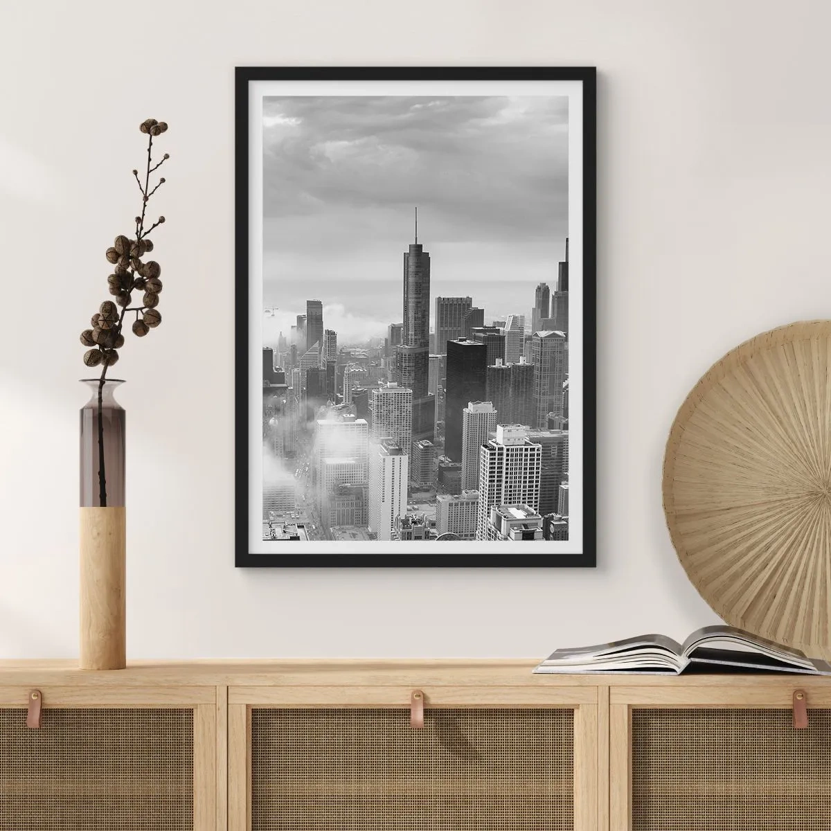 Poszter fehér keretben - Fekete-fehér kép a város látképéről, felhőkarcolókkal a felhőkben - 50x70cm - Amerikai táj - Modern fali dekoráció nappalihoz és hálószobához ARTTOR