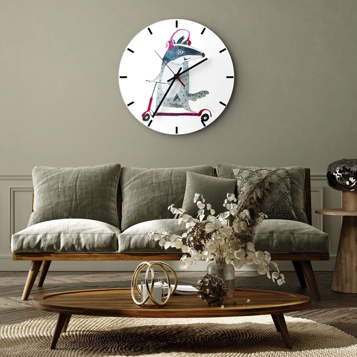 Falióra, Óra - Borz fejhallgatóval egy robogón, gyermeki illusztráció stílusában - 30x30cm - Borzas örömök - Modern fali dekoráció nappalihoz, konyhához és hálószobához ARTTOR