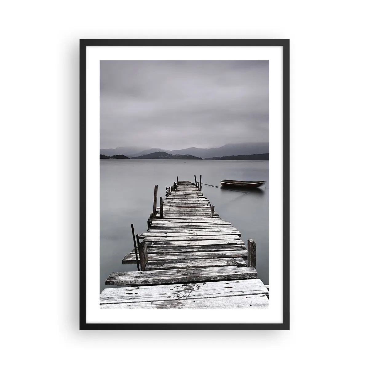 Poszter fehér keretben - Egy régi móló egy csónakkal a nyugodt vízen - 50x70cm - Holnap indulhatsz - Modern fali dekoráció nappalihoz és hálószobához ARTTOR