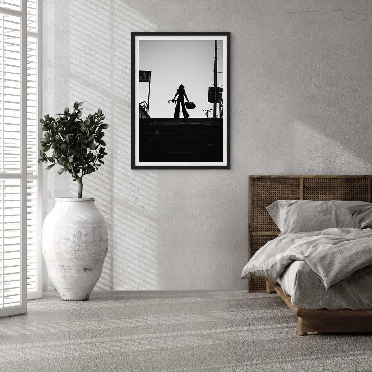Poszter fehér keretben - Sziluettje egy nőnek egy bőrönddel a lenyugvó nap hátterében - 50x70cm - Városi vándorlás - Modern fali dekoráció nappalihoz és hálószobához ARTTOR