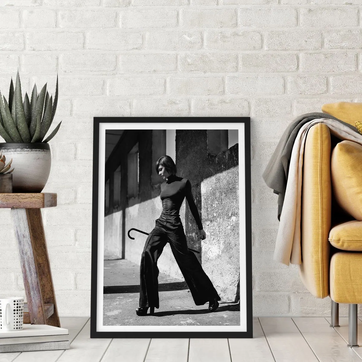 Poszter fehér keretben - Egy elegáns ruhás nő bottal a szigorú építészet hátterében - 50x70cm - Városi elegancia - Modern fali dekoráció nappalihoz és hálószobához ARTTOR