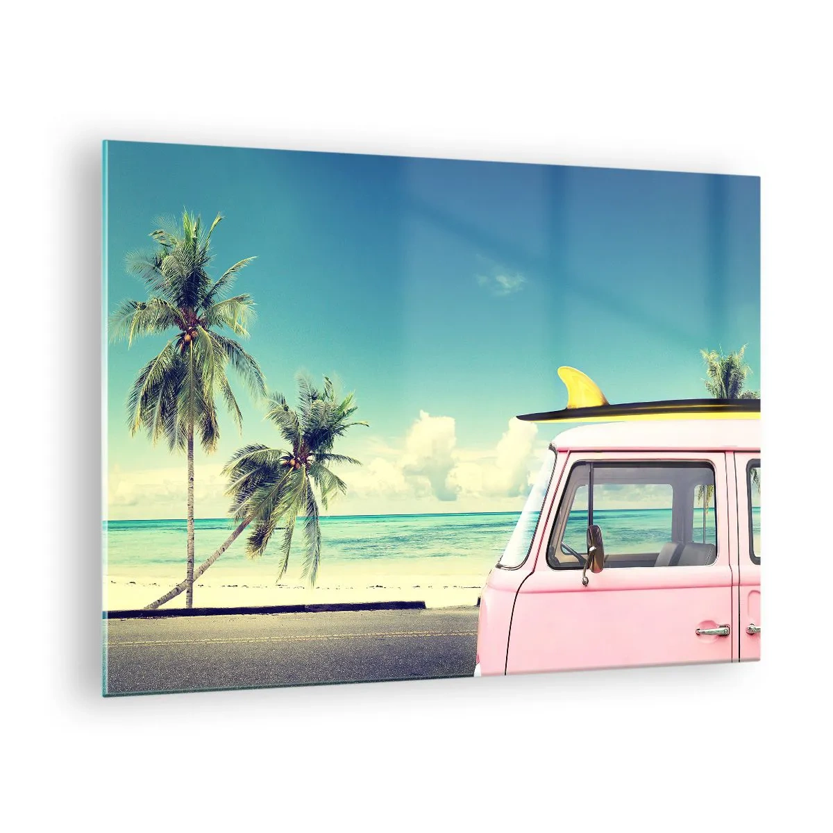 Üveg kép - Egy pálmafás strand és egy rózsaszín retró furgon a tengerparton - 70x50cm - Ideje elkezdeni a nyaralást - Modern fali dekoráció nappalihoz és hálószobához ARTTOR