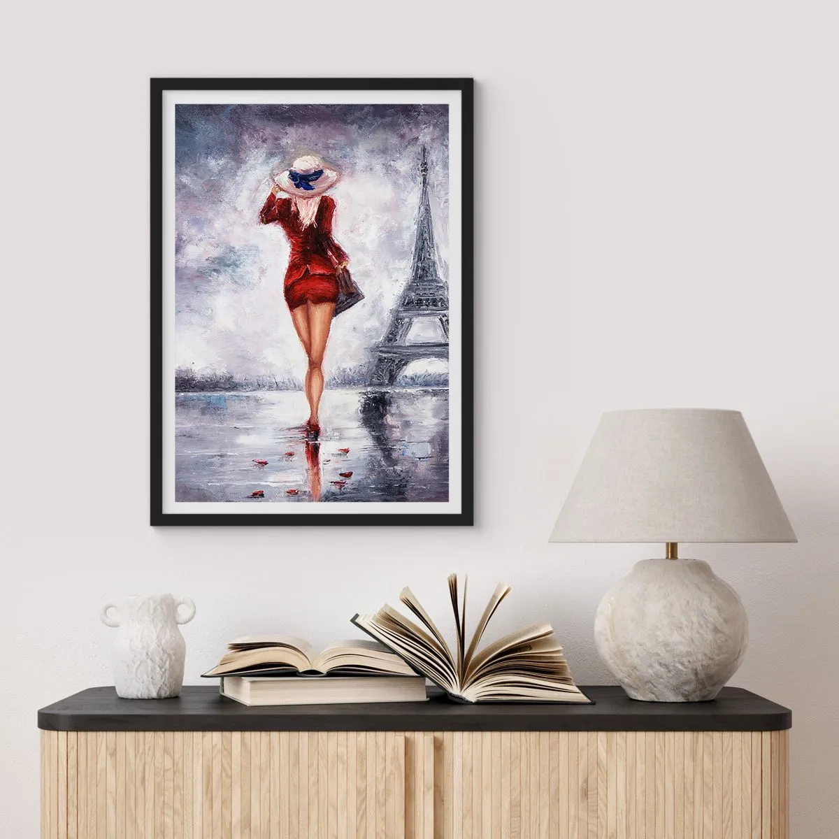 Poszter fehér keretben - Egy piros ruhás nő sétál az Eiffel-torony felé - 50x70cm - Párizsi szimbólumok - Modern fali dekoráció nappalihoz és hálószobához ARTTOR