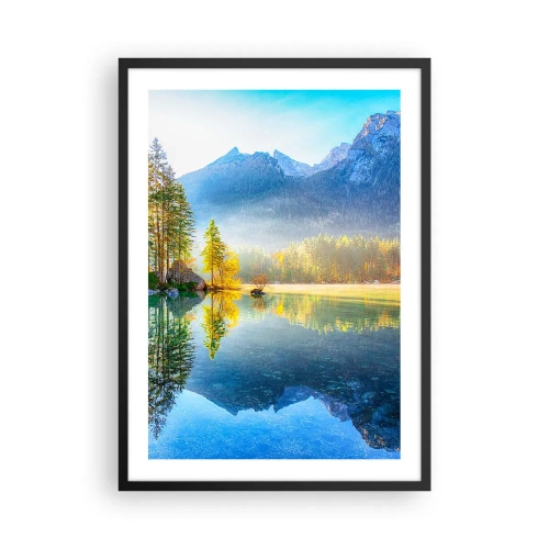 Poszter fehér keretben - Egy erdővel körülvett hegyi tó, amelynek csúcsai tükröződnek a vízben - 50x70cm - Fenség és édesség - Modern fali dekoráció nappalihoz és hálószobához ARTTOR