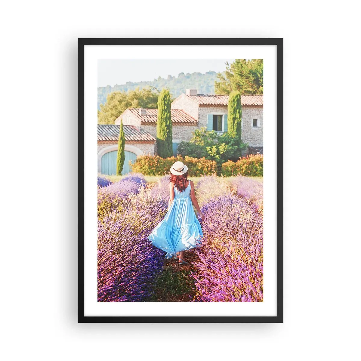 Poszter fehér keretben - Egy kék ruhás nő sétál át egy levendulamezőn. - 50x70cm - Levendula lány - Modern fali dekoráció nappalihoz és hálószobához ARTTOR