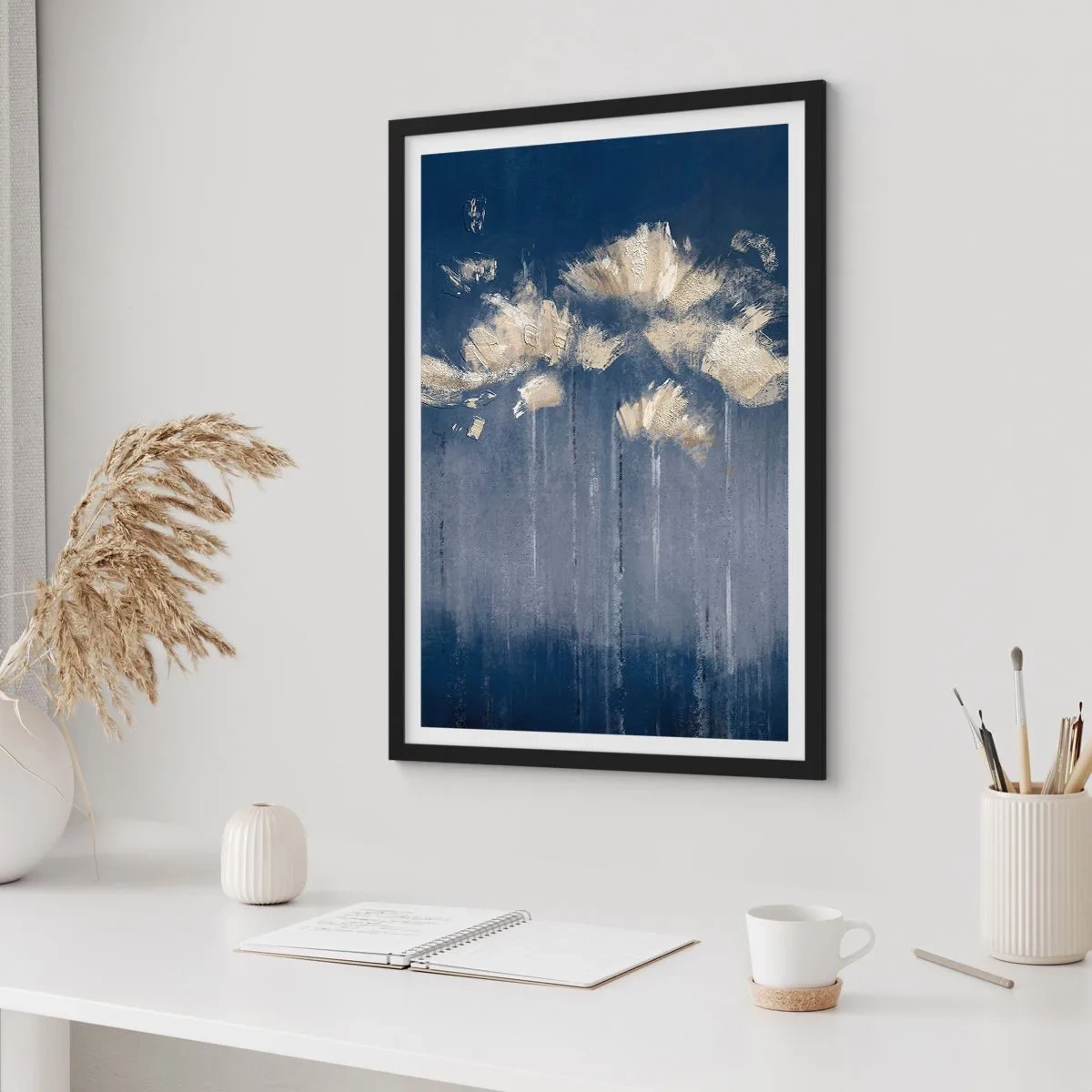 Poszter fehér keretben - Arany absztrakt virágok mély sötétkék háttéren - 50x70cm - Mint szirmok a szélben - Modern fali dekoráció nappalihoz és hálószobához ARTTOR