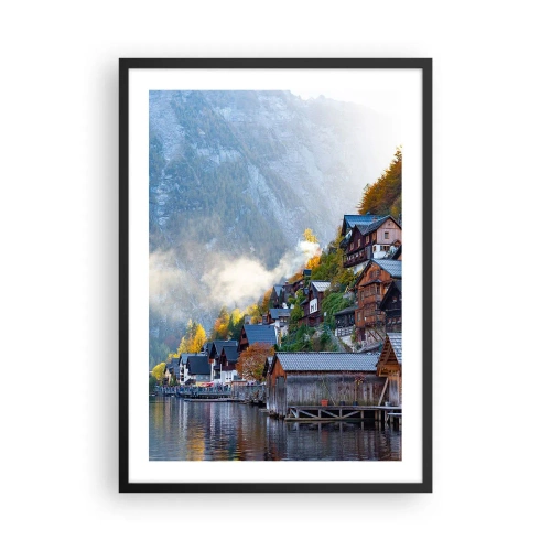 Poszter fehér keretben - Egy hegyi város egy tó partján, őszi aurával körülvéve - 50x70cm - Alpesi éghajlatra - Modern fali dekoráció nappalihoz és hálószobához ARTTOR