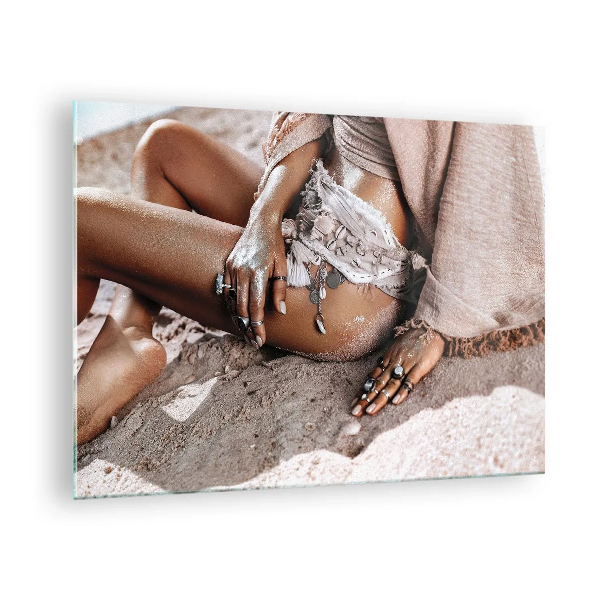 Üveg kép - Női sziluett egy homokos tengerparton - 70x50cm - A hullámok vetettek partra? - Modern fali dekoráció nappalihoz és hálószobához ARTTOR