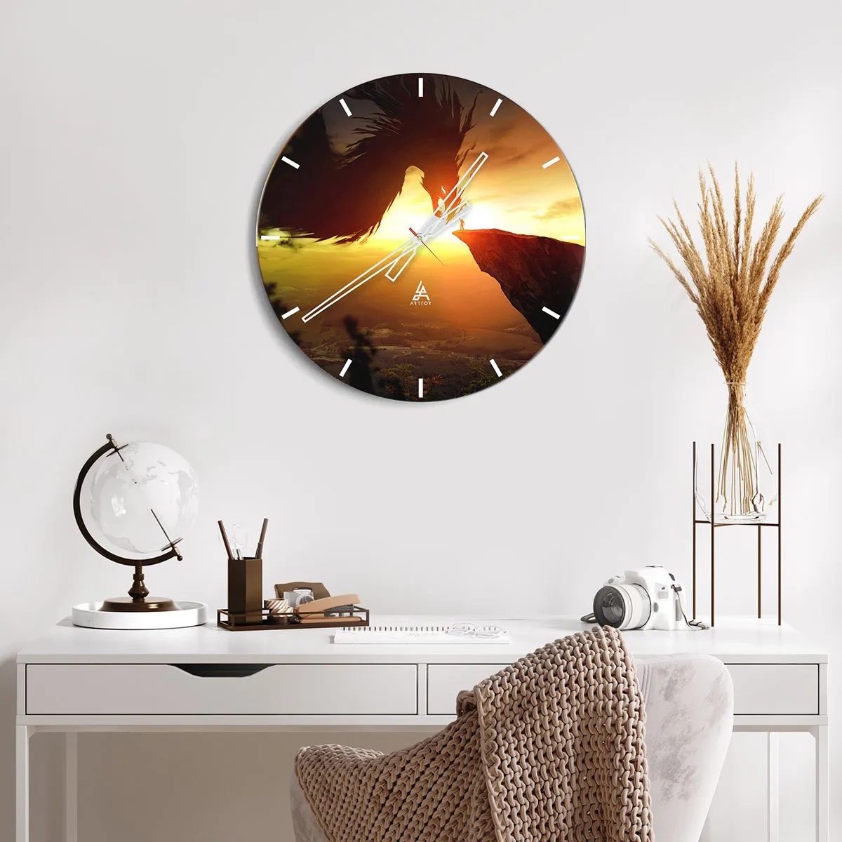 Falióra, Óra - Egy harcos egy sziklán, egy hatalmas sárkánnyal szemben a lenyugvó napban - 30x30cm - Sárkányölő - Modern fali dekoráció nappalihoz, konyhához és hálószobához ARTTOR