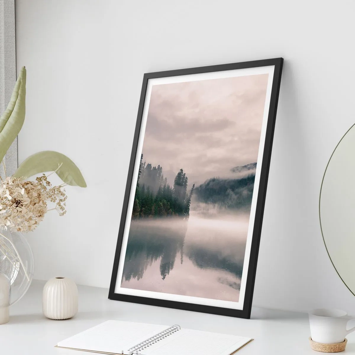Poszter fehér keretben - Egy ködös erdő tükröződik a tó nyugodt felszínén - 50x70cm - Ábrándosan, ködben - Modern fali dekoráció nappalihoz és hálószobához ARTTOR