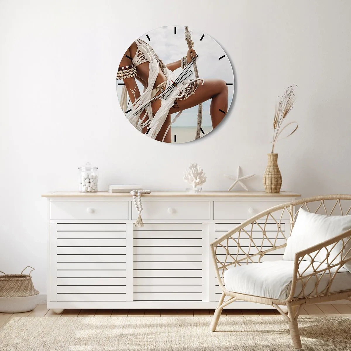 Falióra, Óra - Stilizált figura etnikai ékszerekben, tengerparti háttér előtt. - 30x30cm - A nap papnője - Modern fali dekoráció nappalihoz, konyhához és hálószobához ARTTOR