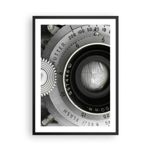 Poszter fehér keretben - Fém részletekkel díszített kameralencse közeli képe - 50x70cm - Történet Hollywoodról - Modern fali dekoráció nappalihoz és hálószobához ARTTOR
