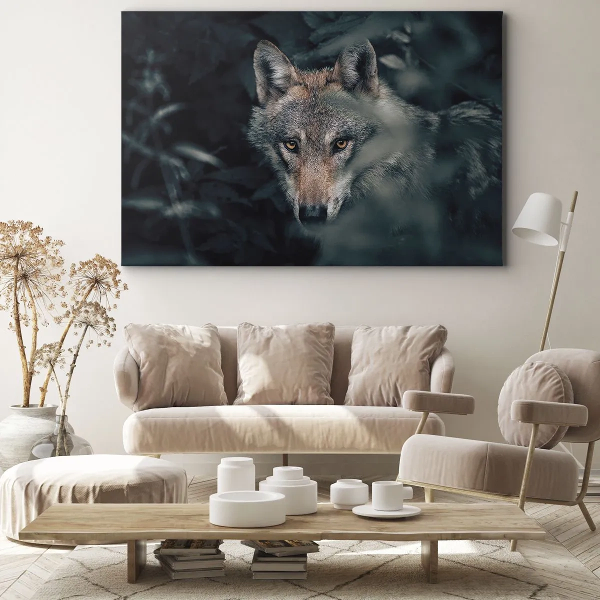 Vászonkép - Egy farkas természetes környezetében, amint az erdő mélyéről néz ki. - 70x50cm - Vadász - Modern fali dekoráció nappalihoz és hálószobához ARTTOR