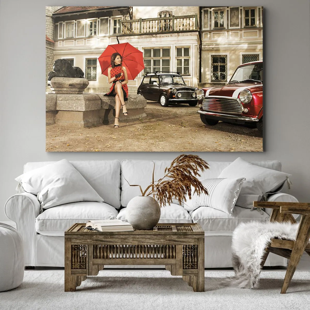 Vászonkép - Nő piros esernyővel klasszikus autók mellett - 70x50cm - Szentimentális mini utazás - Modern fali dekoráció nappalihoz és hálószobához ARTTOR