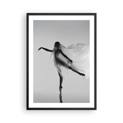 Poszter fehér keretben - Egy táncosnő légies fátyolban, fekete-fehér kompozícióban - 50x70cm - Könnyedség és kecsesség - Modern fali dekoráció nappalihoz és hálószobához ARTTOR