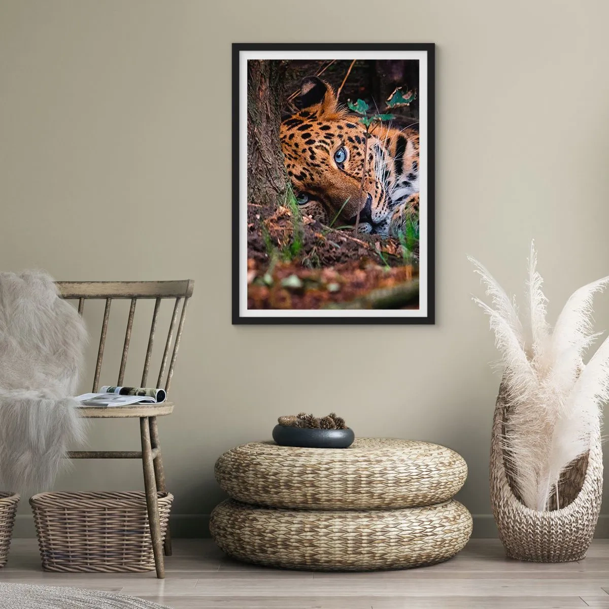 Poszter fehér keretben - Egy fekvő leopárd intenzív kék szemekkel - 50x70cm - Bízz bennem - Modern fali dekoráció nappalihoz és hálószobához ARTTOR