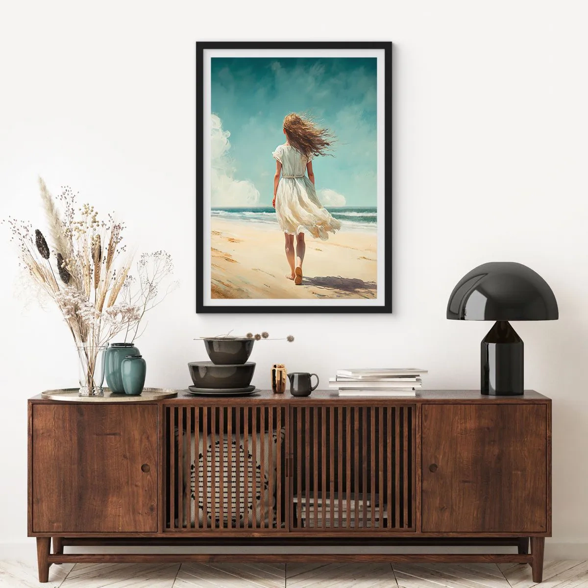 Poszter fehér keretben - Egy fehér ruhás nő sétál a tengerparton a tenger mellett. - 50x70cm - Találkozás a nappal és a széllel - Modern fali dekoráció nappalihoz és hálószobához ARTTOR