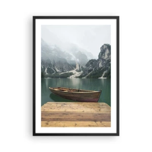 Poszter fehér keretben - Egy hajó a mólón, hegyekkel és egy tóval a háttérben - 50x70cm - "És a homlok büszke sziklái" - Modern fali dekoráció nappalihoz és hálószobához ARTTOR