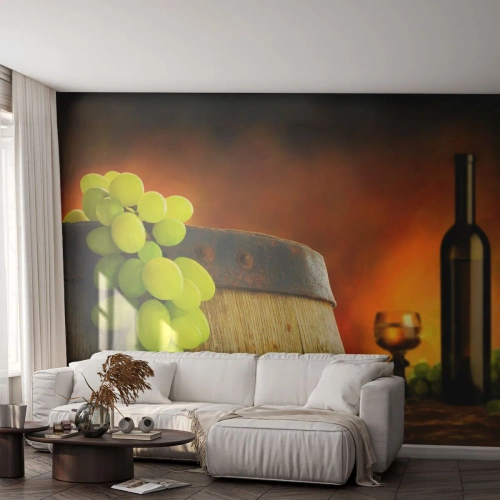 Fotótapéta Premium Sand - Csendélet egy üveg borral és egy szőlő fürttel - Szőlő, Bor, Boros hordó - 450x315 cm