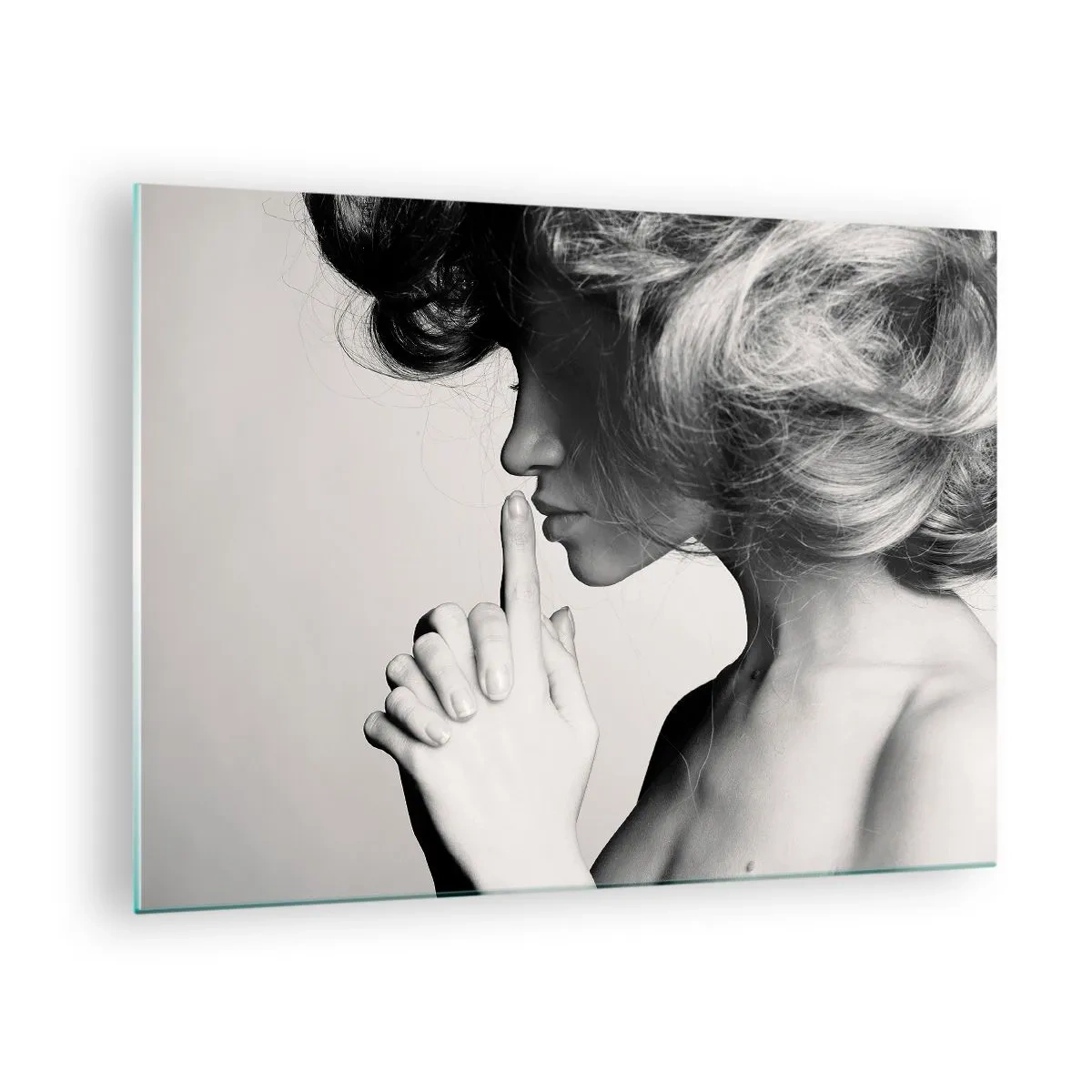 Üveg kép - Egy fekete-fehér fényképen egy nő csendre int - 70x50cm - Magára hallgatva - Modern fali dekoráció nappalihoz és hálószobához ARTTOR