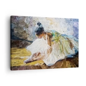 Vászonkép - Egy fehér ruhás balerina festői stílusban, impresszionista háttér előtt. - 70x50cm - Degas festményéből - Modern fali dekoráció nappalihoz és hálószobához ARTTOR
