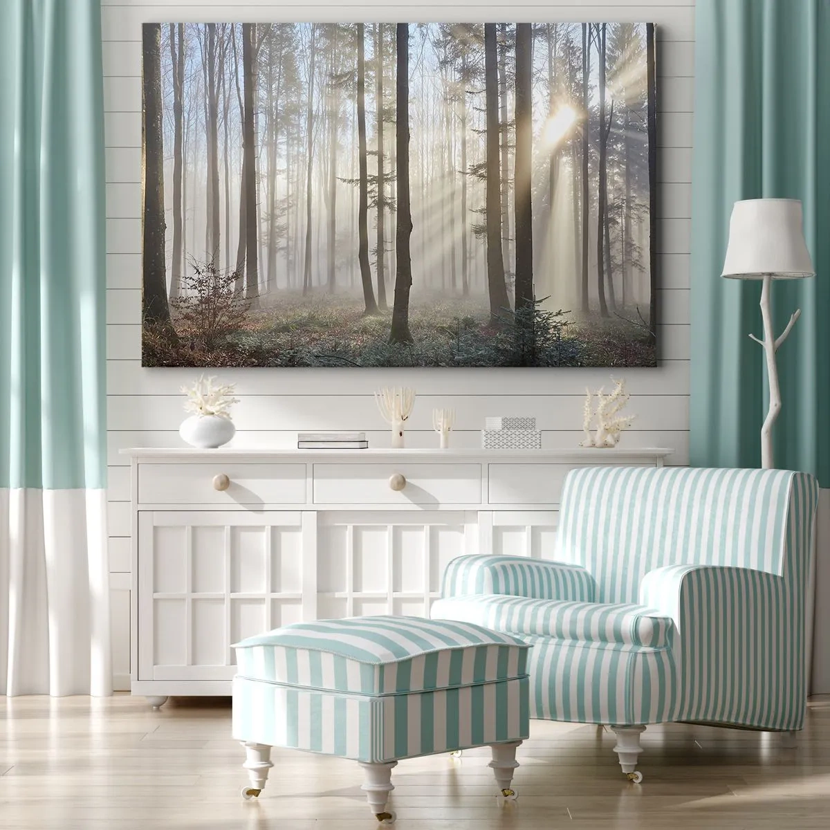 Vászonkép - Egy erdő könnyű ködben, a napfény sugarai átsütnek a fák között - 70x50cm - A köd is felébredt - Modern fali dekoráció nappalihoz és hálószobához ARTTOR