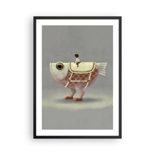 Poszter fehér keretben - Egy fantázia hal nyereggel és egy alakkal szürke háttér előtt - 50x70cm - A halas lovas - Modern fali dekoráció nappalihoz és hálószobához ARTTOR