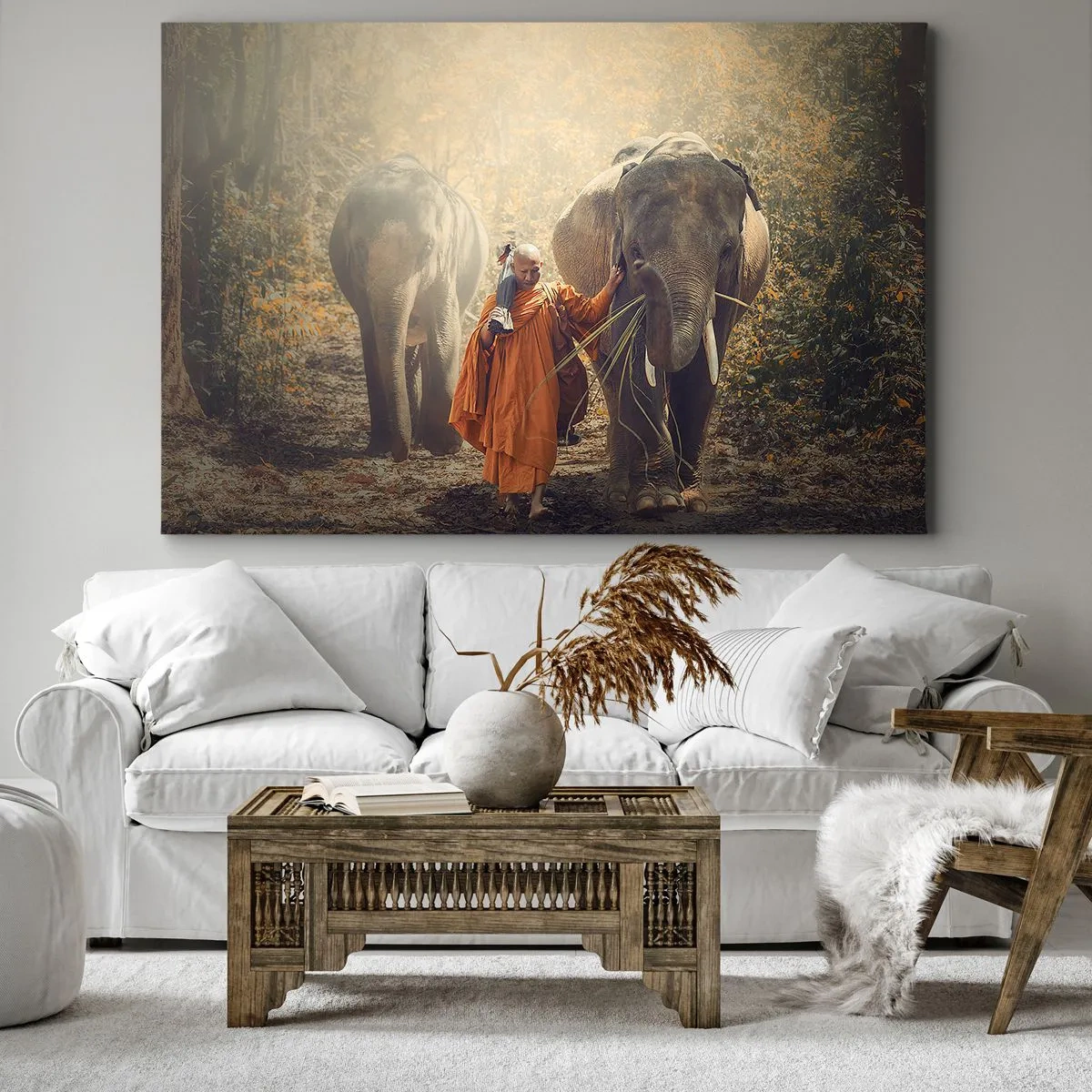 Vászonkép - Egy narancssárga köpenyes szerzetes elefántot vezet az erdőben. - 70x50cm - Teljes megértés - Modern fali dekoráció nappalihoz és hálószobához ARTTOR
