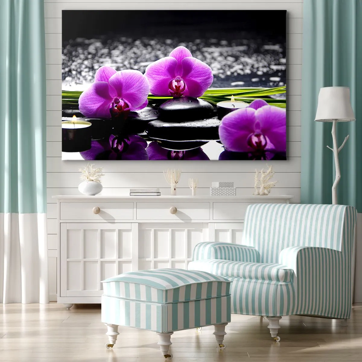 Vászonkép - Lila orchideák kövekkel és gyertyákkal tarkított háttér előtt, pihentető környezetben - 70x50cm - Elmerülni a békében és a csendben - Modern fali dekoráció nappalihoz és hálószobához ARTTOR
