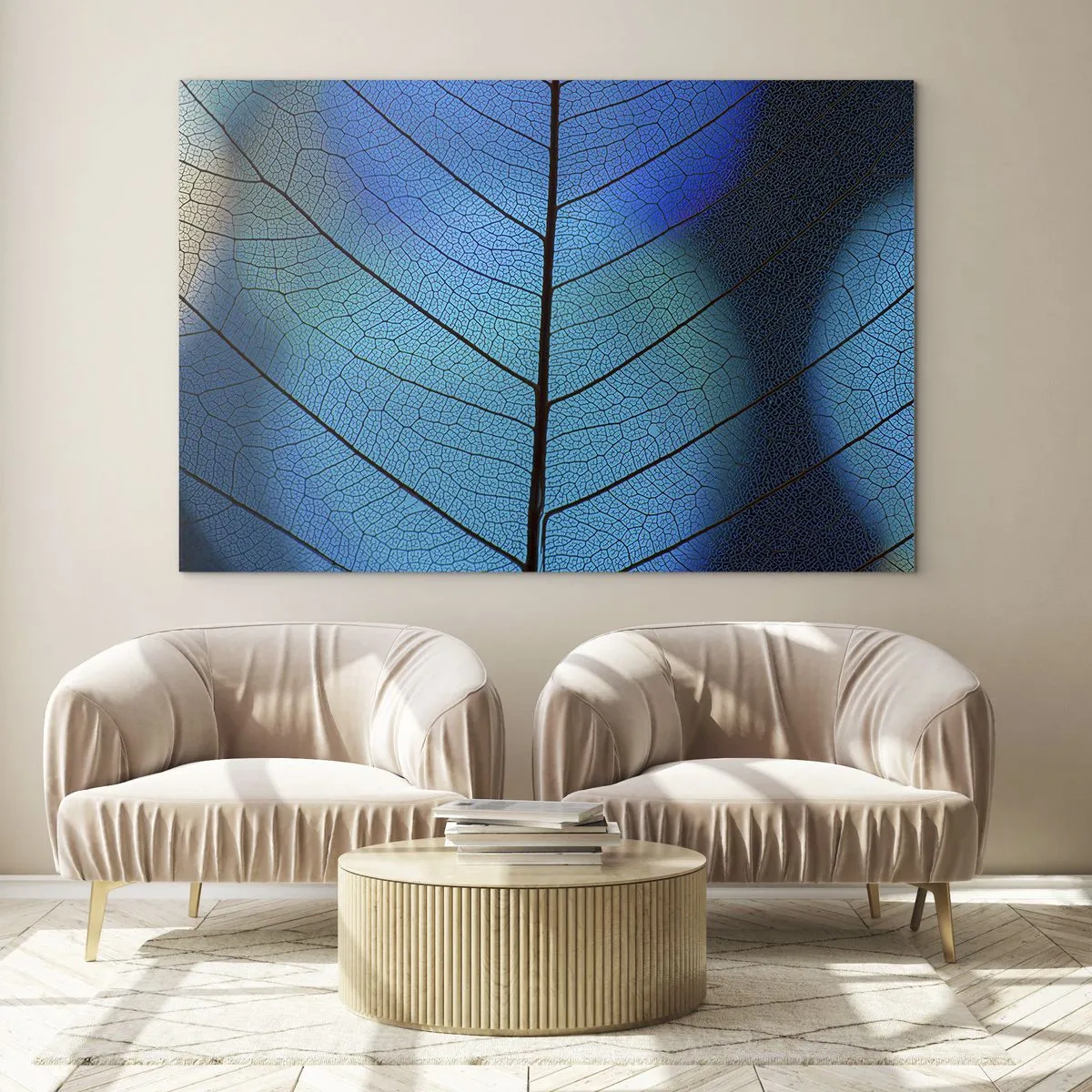 Üveg kép - Egy kék levél közeli képe, amelyen az erezet szerkezete látható. - 70x50cm - Bonyolult konstrukció - Modern fali dekoráció nappalihoz és hálószobához ARTTOR