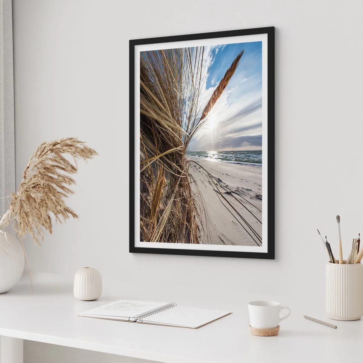 Poszter fehér keretben - Strand kilátással a tengerre és a napsütéses fűre - 50x70cm - Az elemek találkozása - Modern fali dekoráció nappalihoz és hálószobához ARTTOR