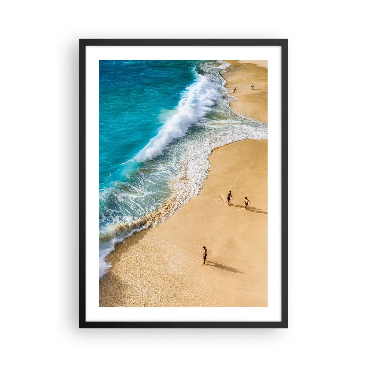 Poszter fehér keretben - Aranyló tengerpart türkizkék hullámokkal és sétáló emberekkel - 50x70cm - Aztán a nap, a tengerpart... - Modern fali dekoráció nappalihoz és hálószobához ARTTOR