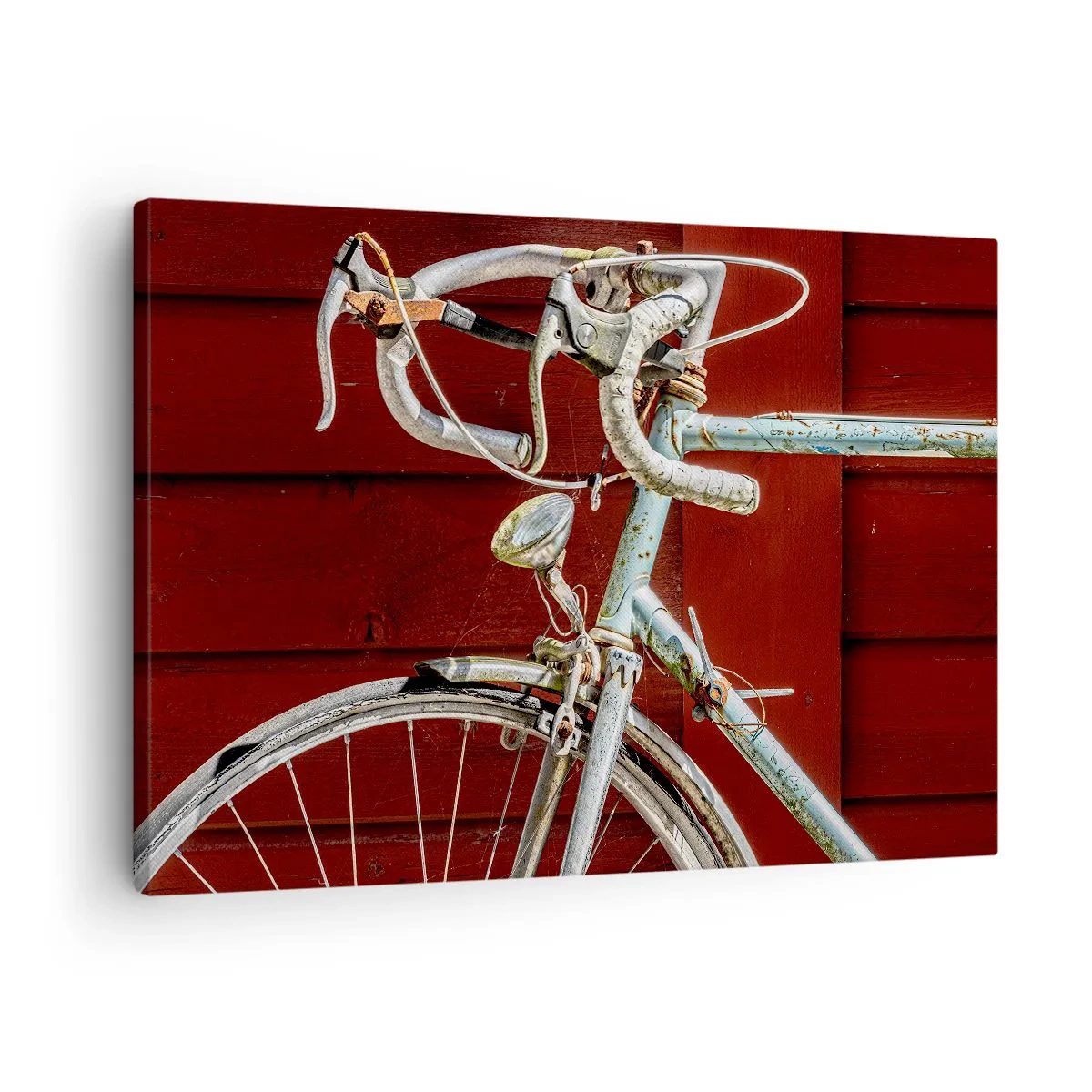 Vászonkép - Egy vintage kerékpár egy piros fából készült falnak támaszkodva - 70x50cm - Győzelemre teremtve - Modern fali dekoráció nappalihoz és hálószobához ARTTOR