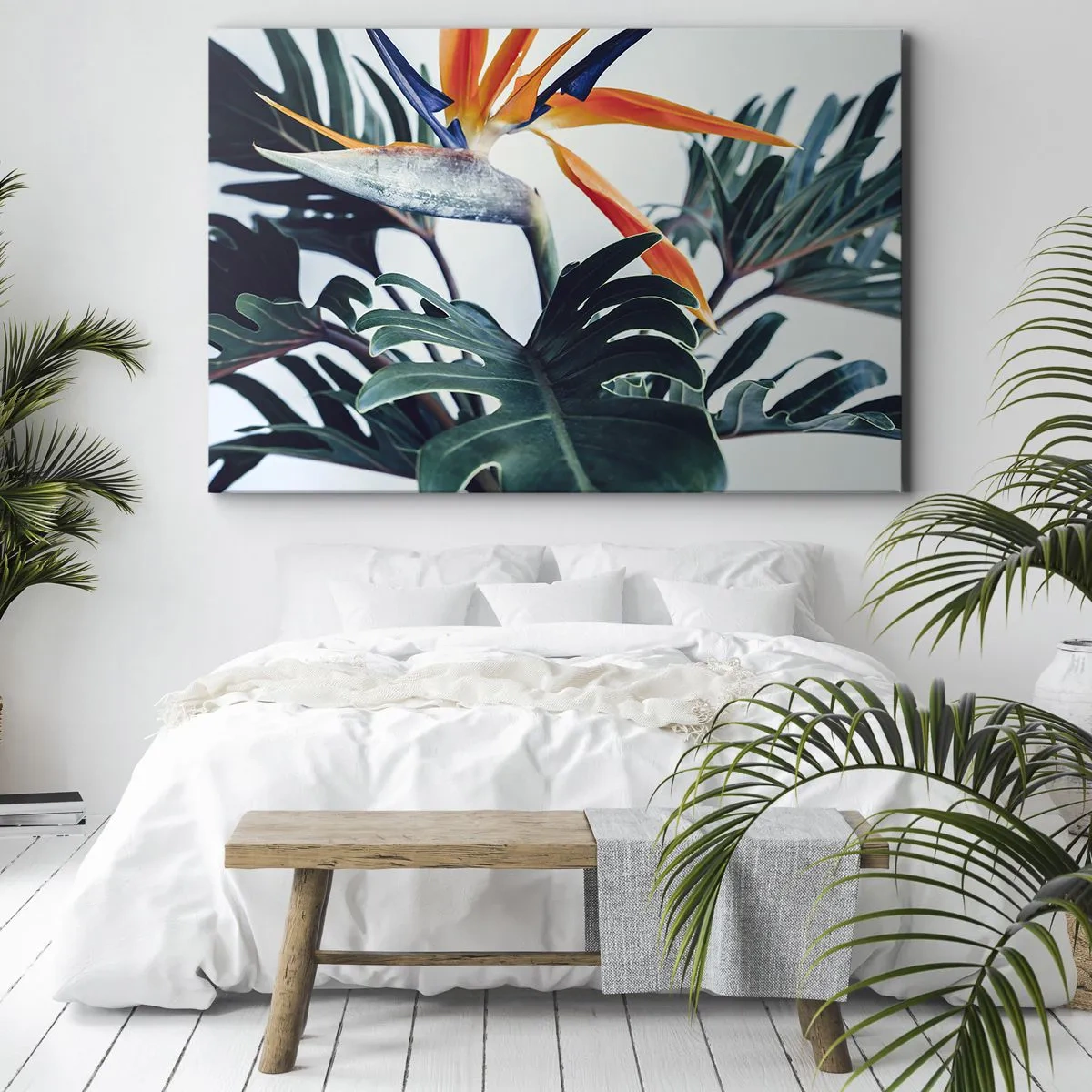 Vászonkép - Strelitzia virág, levelekkel körülvéve, erős fényben - 70x50cm - Madárkalitka - Modern fali dekoráció nappalihoz és hálószobához ARTTOR