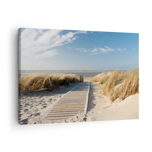 Vászonkép - Egy fából készült ösvény vezet a dűnéken keresztül a nyugodt tengerhez - 70x50cm - A dűne mögött, a fű susogásában - Modern fali dekoráció nappalihoz és hálószobához ARTTOR