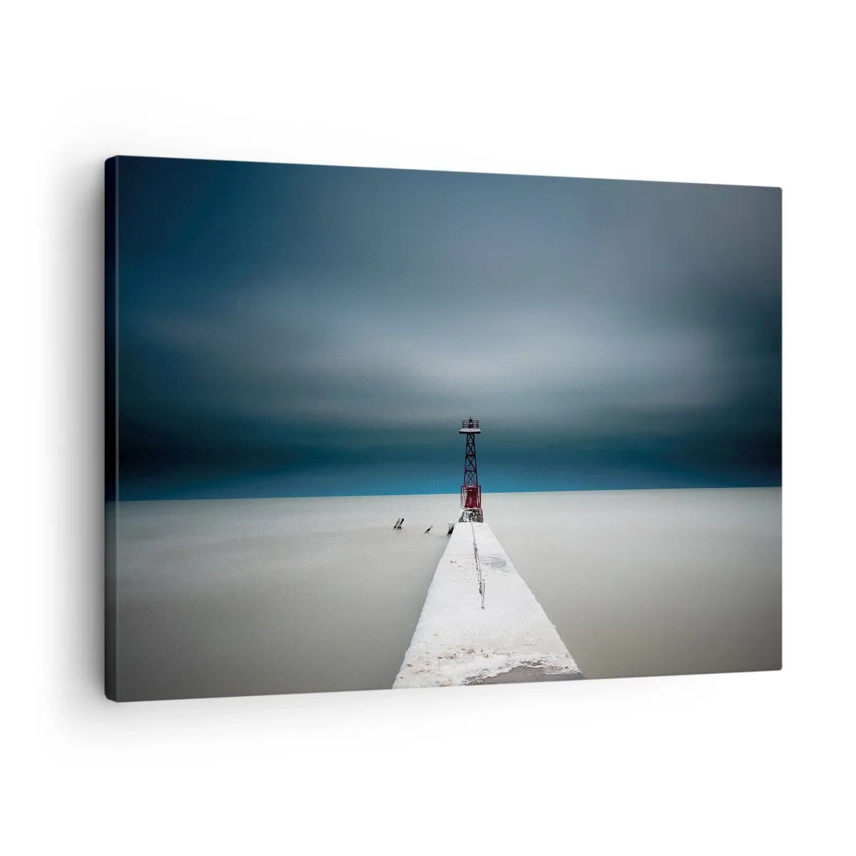 Vászonkép - Egy világítótorony egy beton móló végén egy kopár tájban - 70x50cm - A végtelenség irányába - Modern fali dekoráció nappalihoz és hálószobához ARTTOR